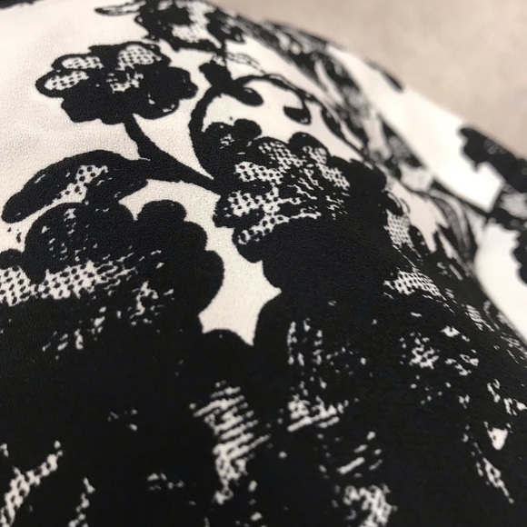 Coldwater Creek black & white design can we worn long sleeve or 3/4 button Vneck - Picture 5 of 8